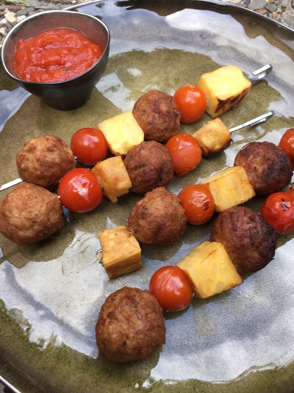 Hapjes voor op de barbecue: balletjes saté