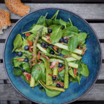 Salade met groene asperges, spek, spinazie en citroen-ahorndressing