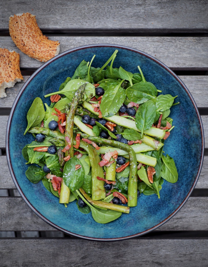 Salade met groene asperges, spek, spinazie en citroen-ahorndressing