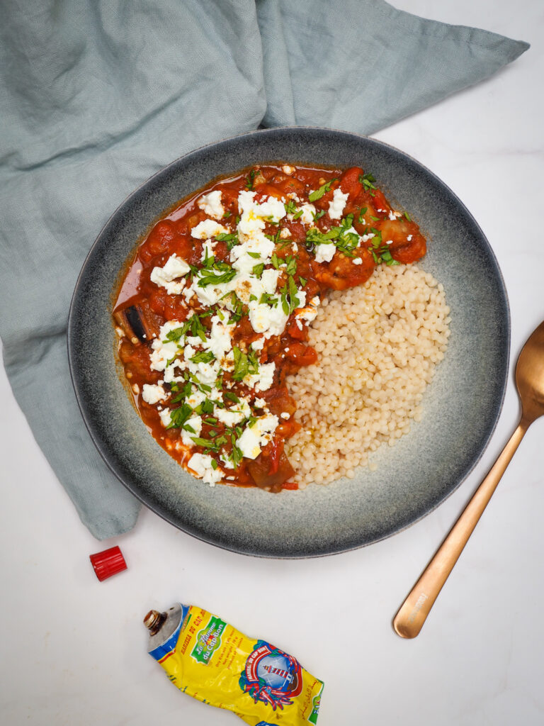 Zaalouk is een Marokkaanse dipsaus met aubergine en tomaat. Maar ook heerlijk om er een lunch van te maken, met parelcouscous en feta. 