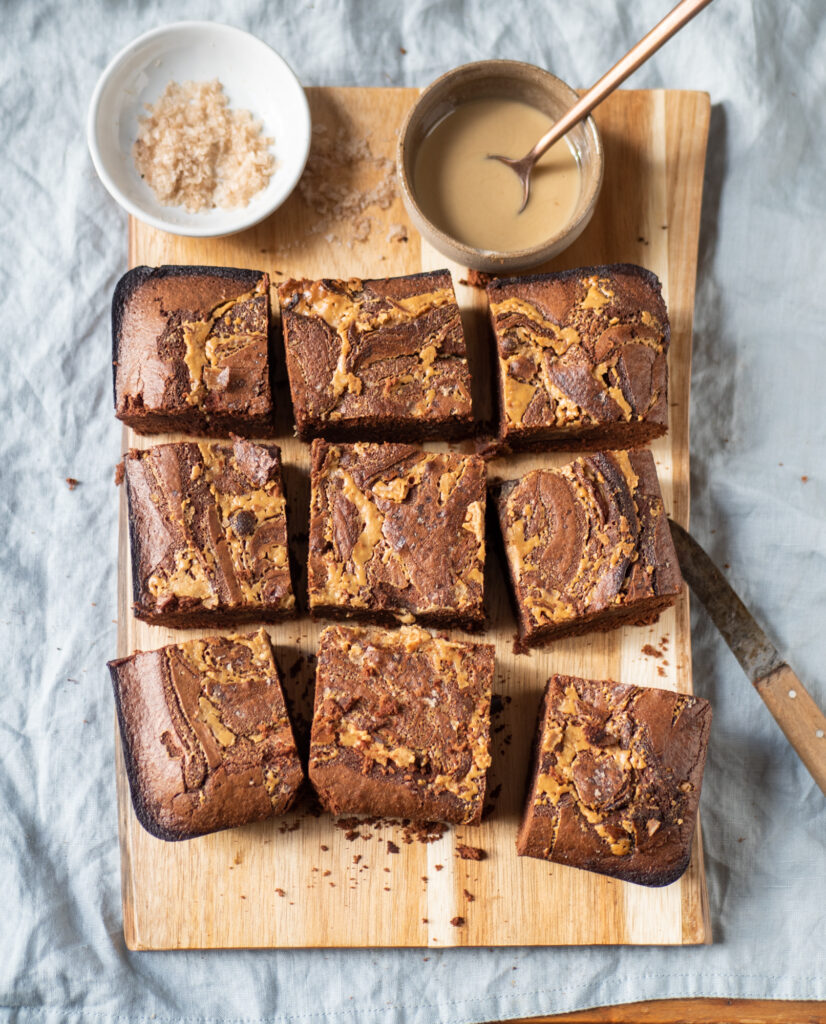 Brownies zijn lekker, maar tahin brownies zijn helemaal next level! Doe daar nog gerookte zoutvlokken bij, en het wordt een waar feestje!