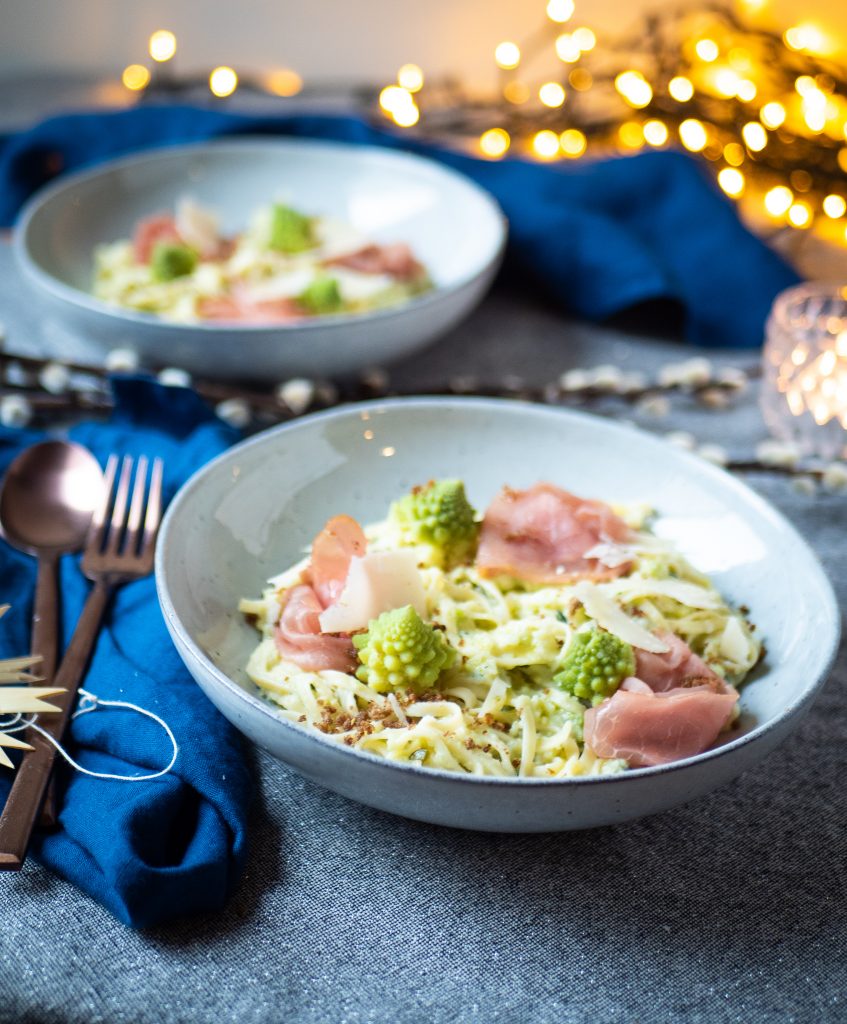 Fettuccine met romanesco, prosciutto en pangrattatto