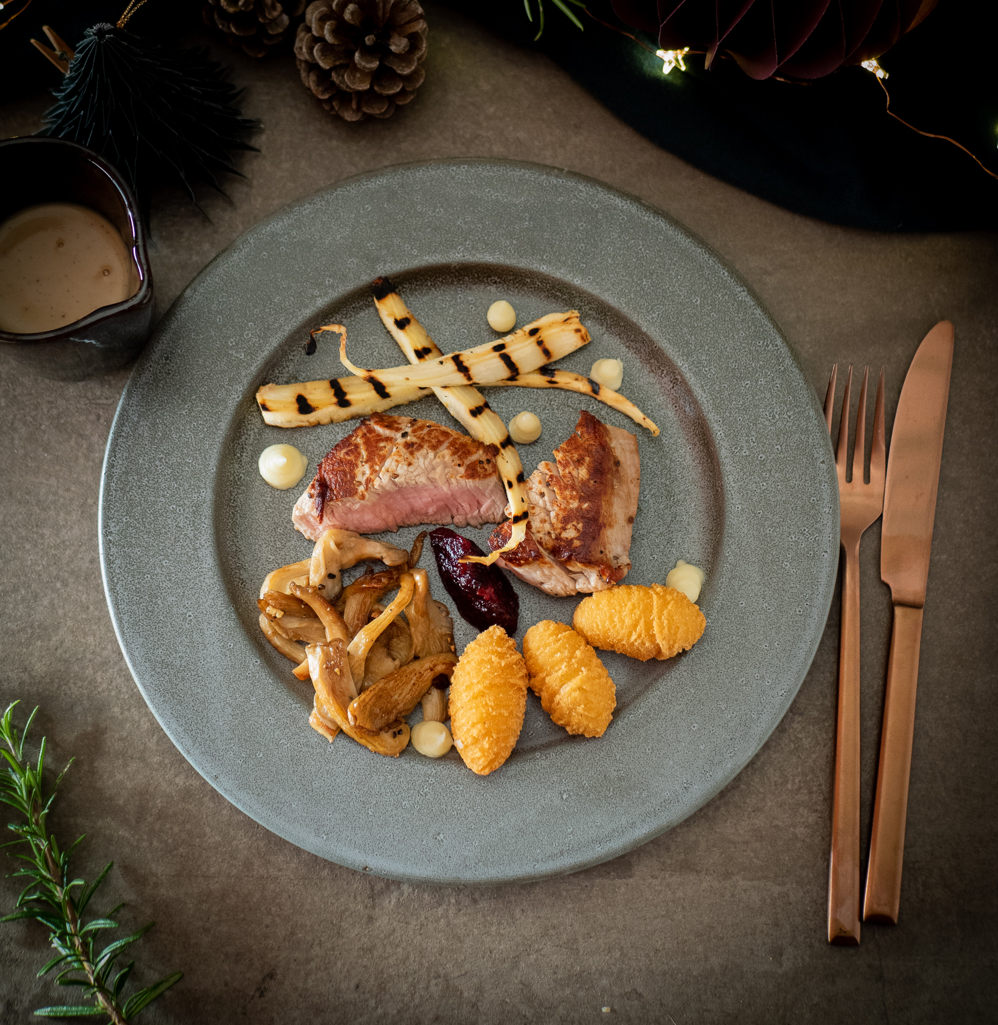 Kalfsfilet met pastinaak, oesterzwammen, veenbessencompote en kroketjes