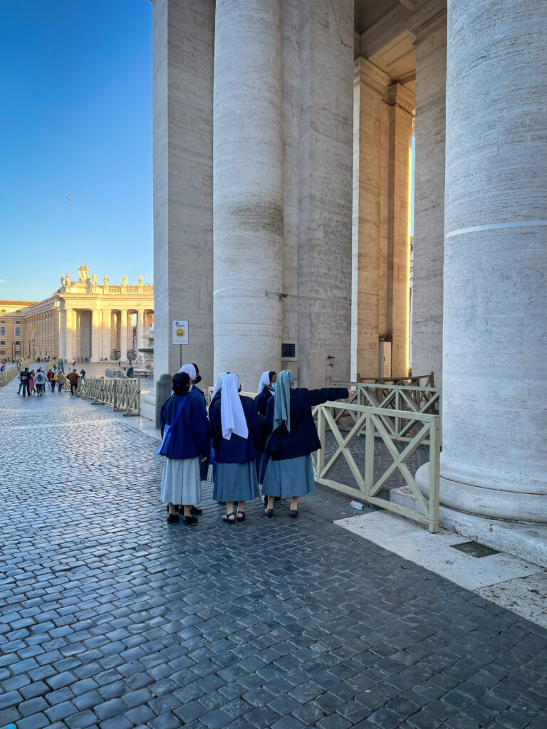 Nonnetjes op Sint-Pietersplein Rome