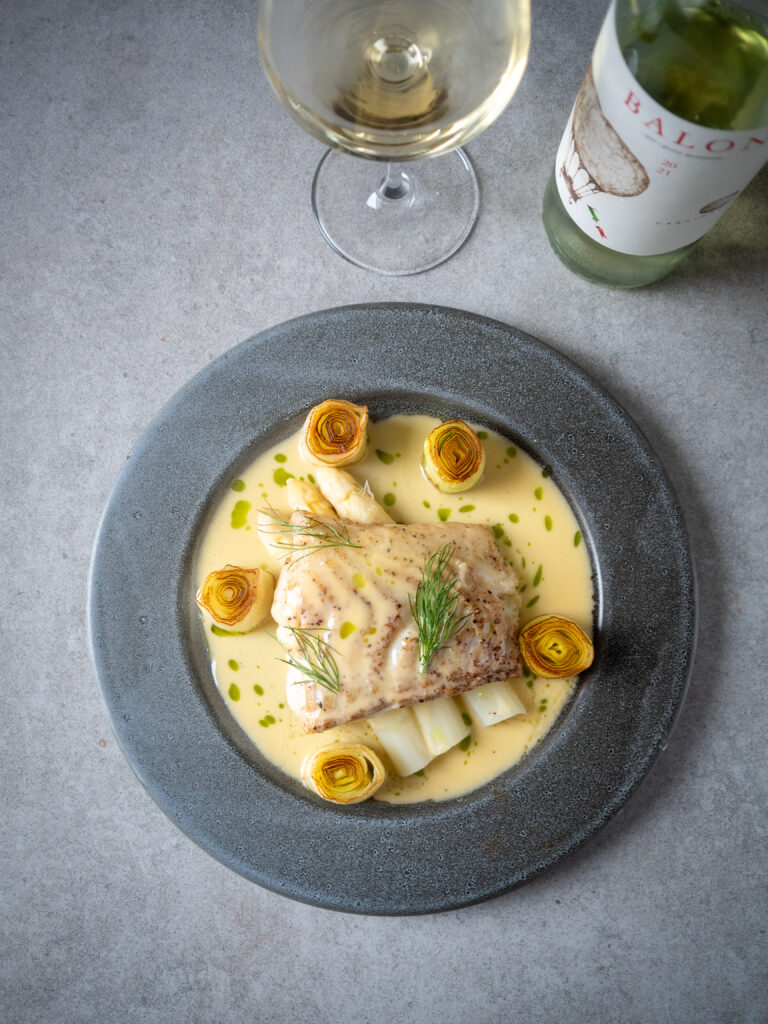 Kabeljauw met witte asperges, prei en miso beurre blanc