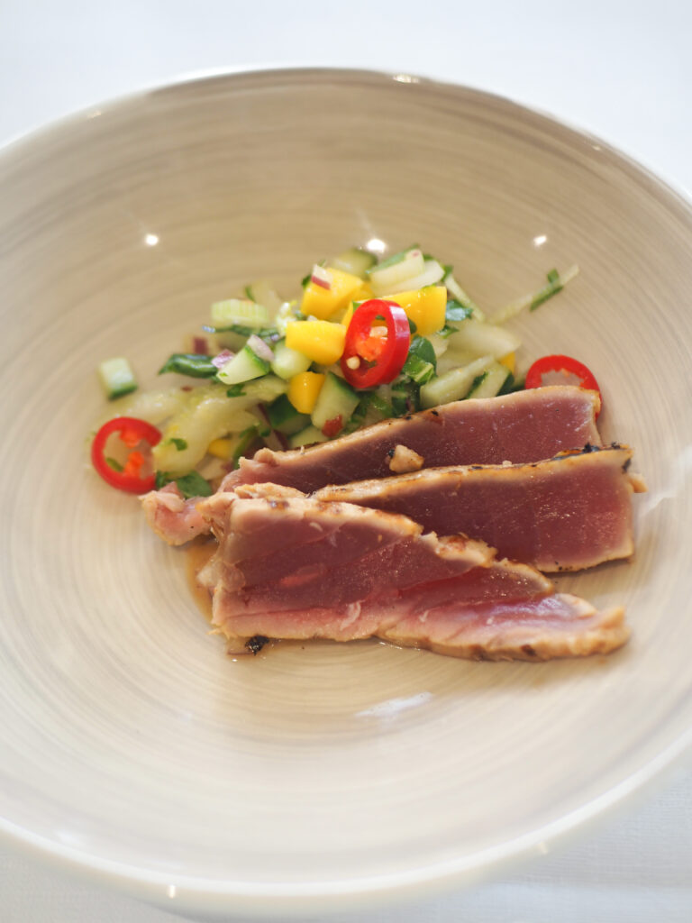 Gemarineerde, licht gegrilde tonijn met een frisse pittige salade